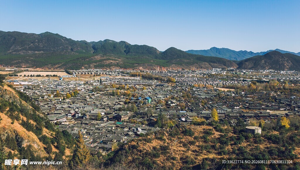 俯瞰山间城镇风光