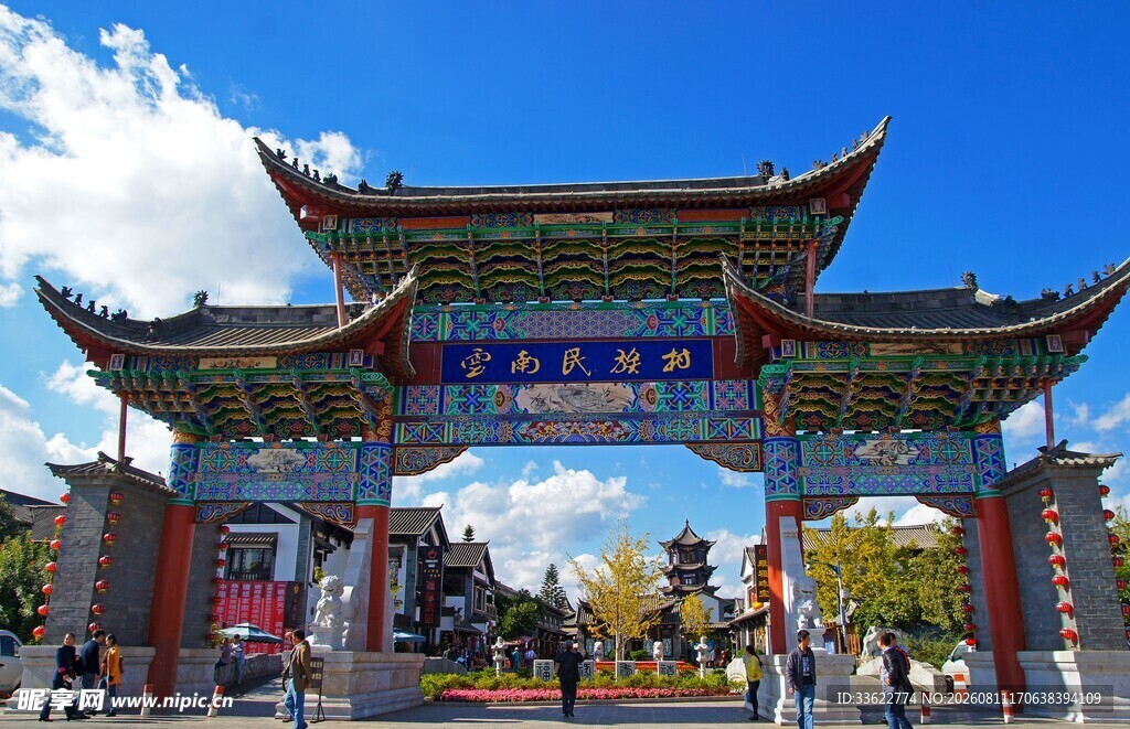 中式牌坊前的热闹景象