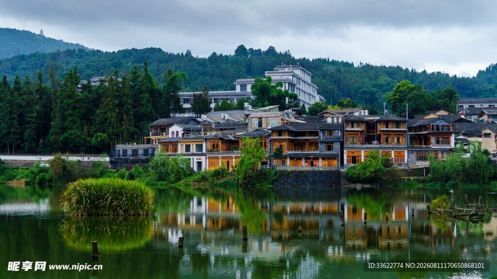 湖畔山村美景