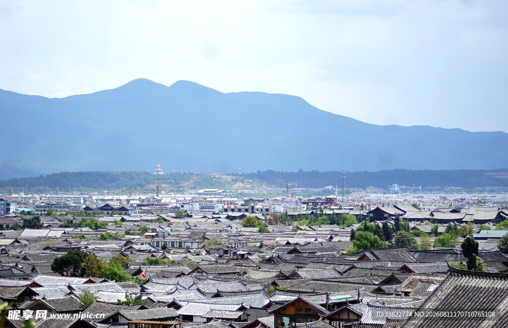 俯瞰城镇与远山美景