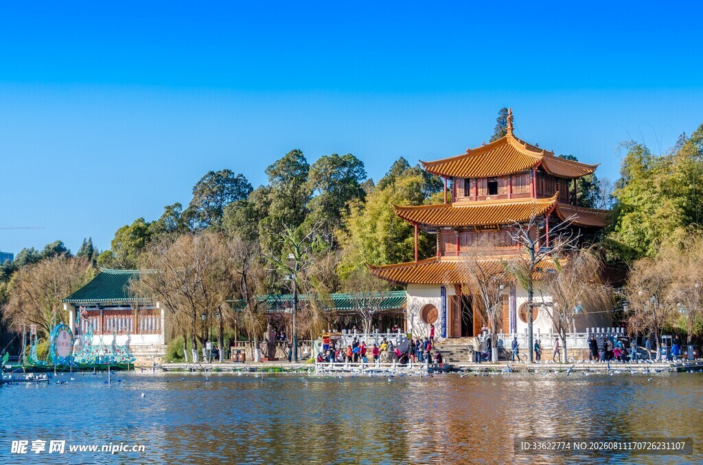 湖畔古亭景