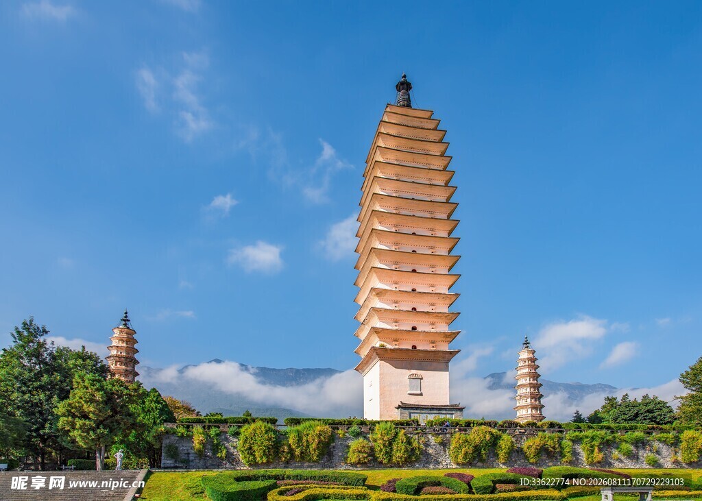 古塔矗立蓝天绿树间