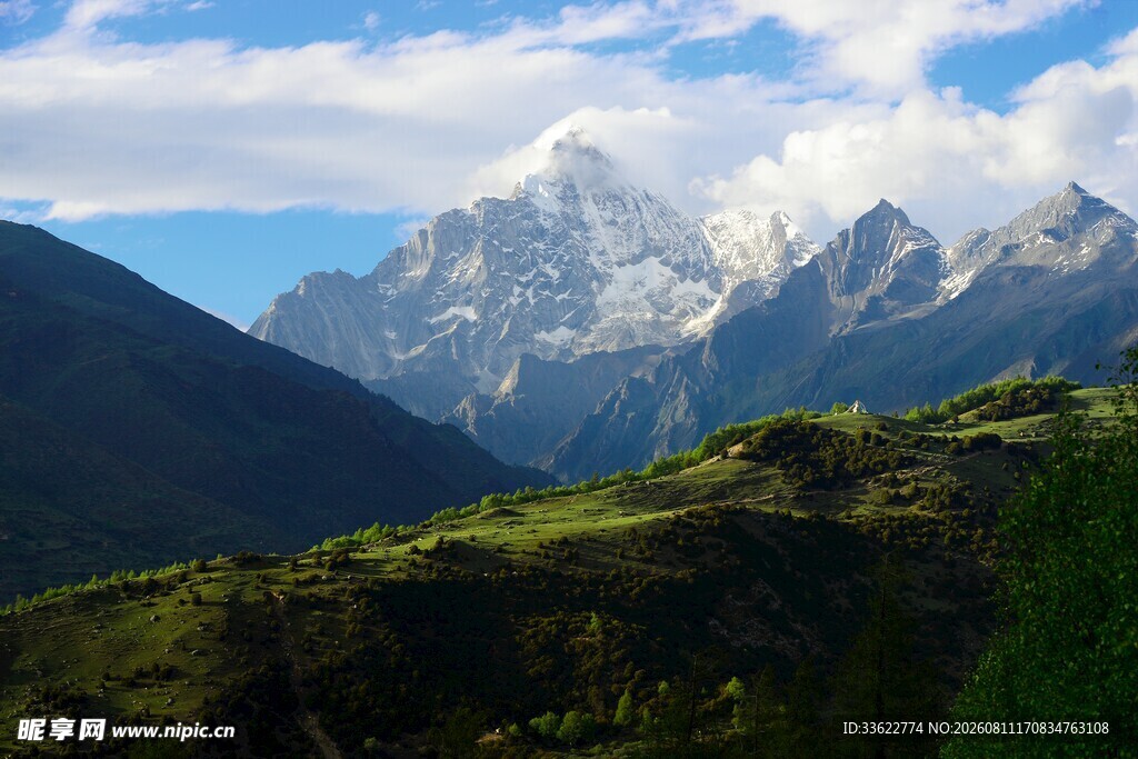 壮丽雪山与葱郁山林景观