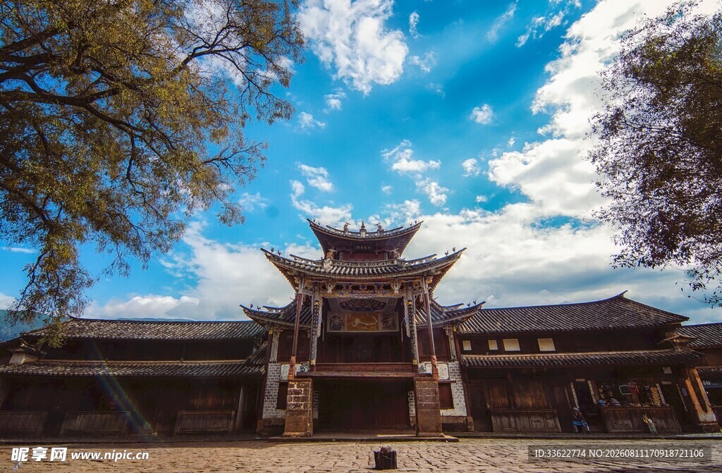古建庙宇蓝天白云下的景致