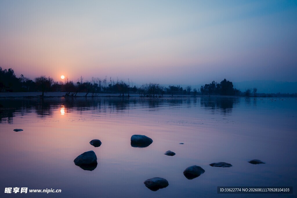湖畔日落美景