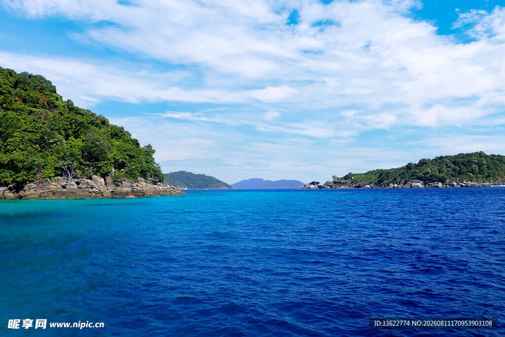 碧海蓝天环绕的美丽海岛