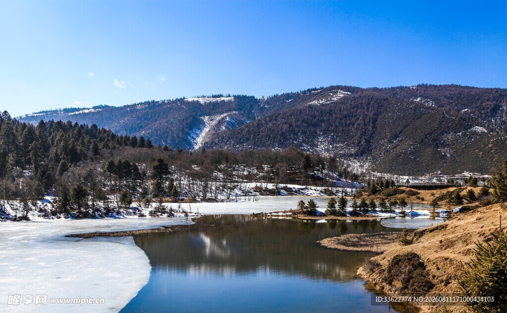冬日湖畔雪山美景