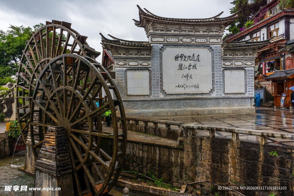 古水车旁的中式传统建筑