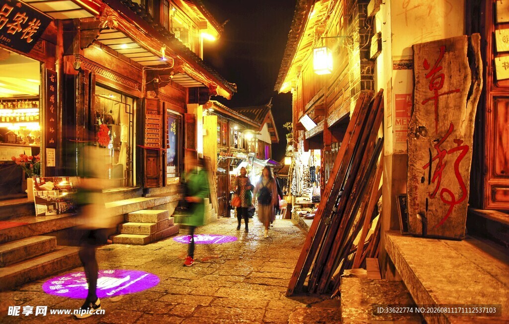 古街夜景行人漫步赏风情