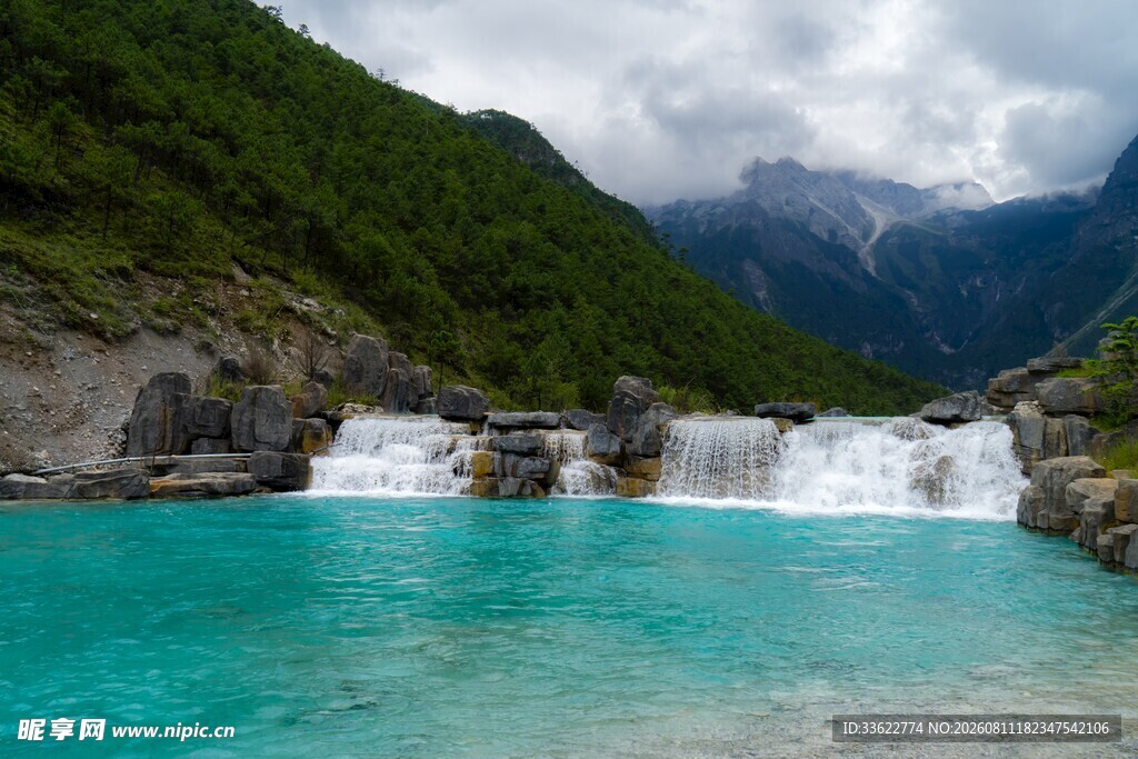山间蓝绿色瀑布美景