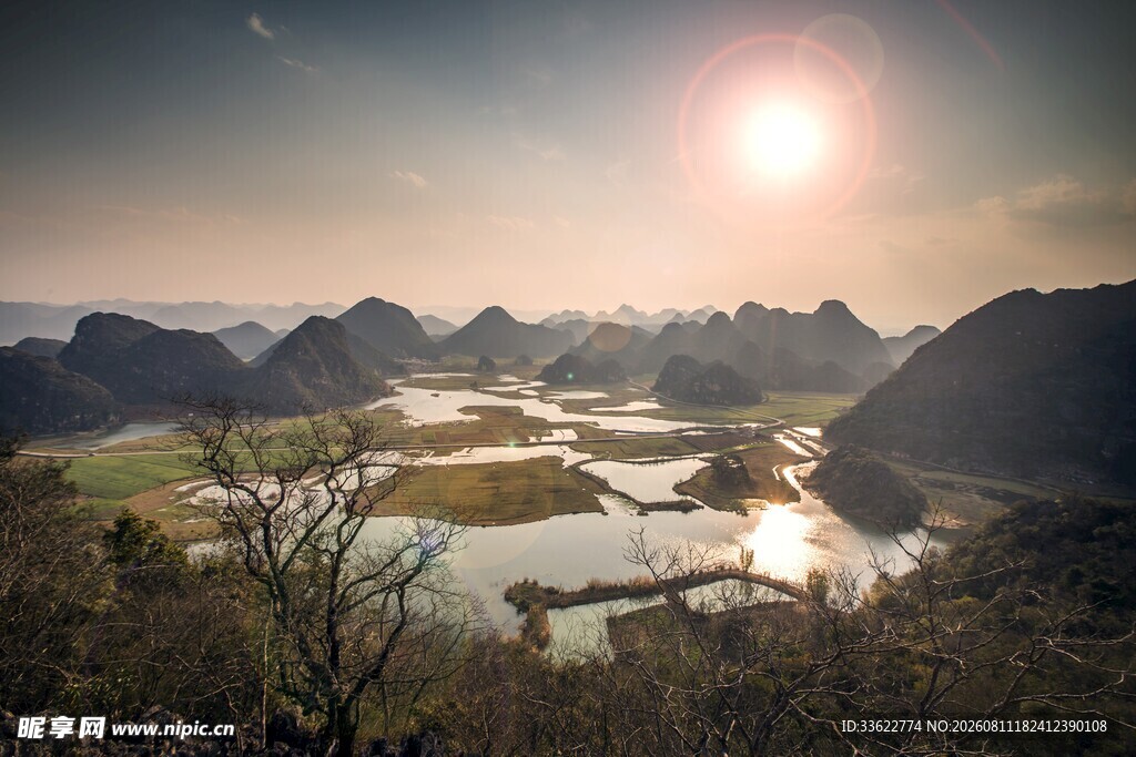 壮丽山水间的日出美景
