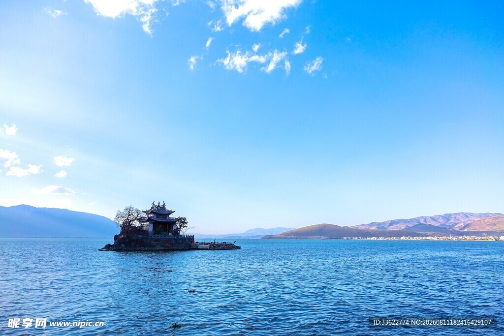 海上孤舟 蓝天碧水美景
