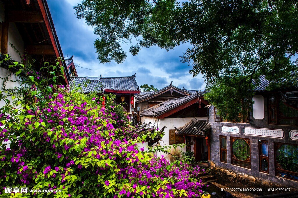 古巷繁花中的中式建筑