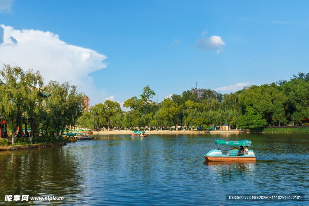 湖畔小船悠游的美丽景致