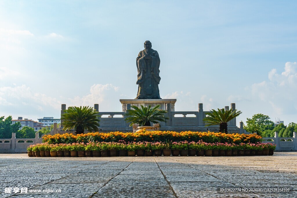 孔子雕像屹立于花坛广场