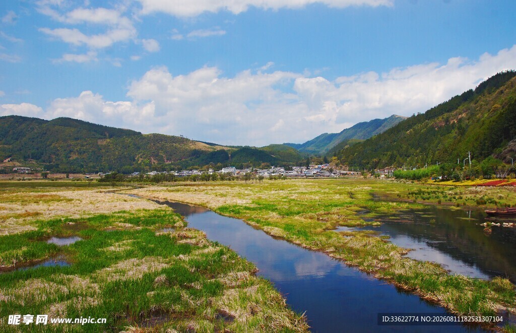 山间溪流旁的清新自然景