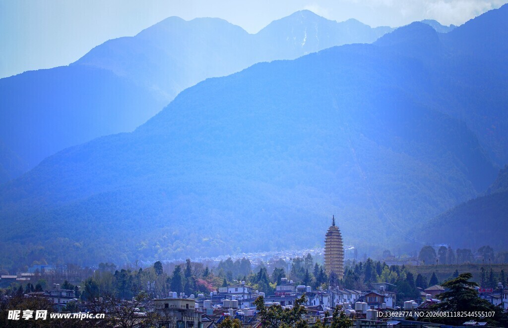 山城远景山峦与建筑相映