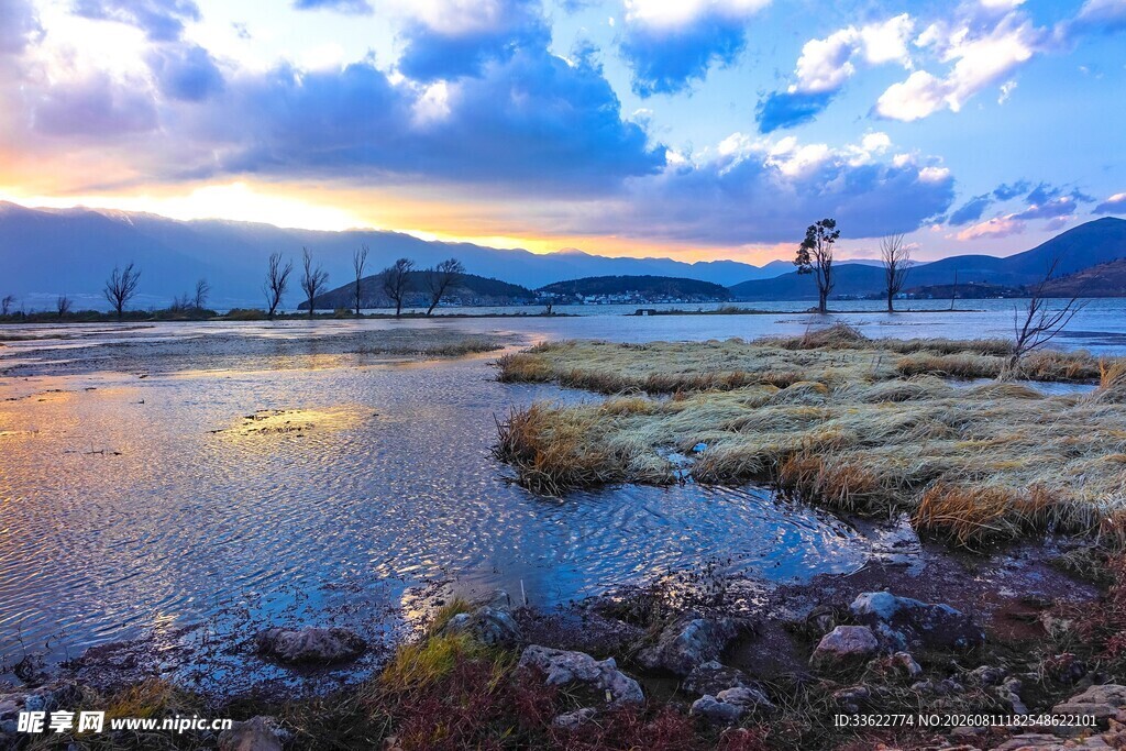 湖畔黄昏美景