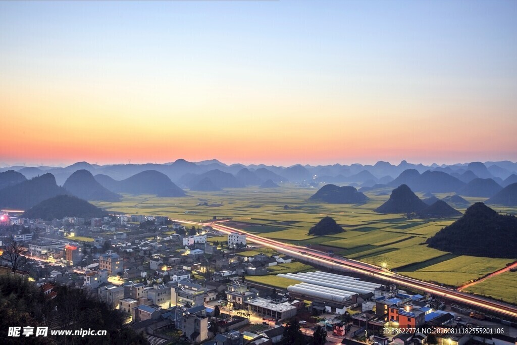 日出下的山水城镇美景