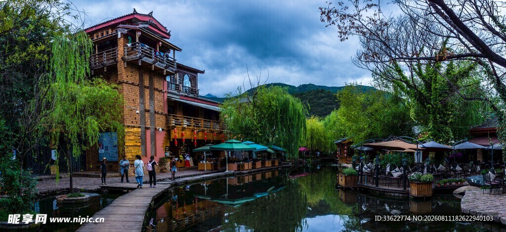 水乡河畔古朴建筑景观
