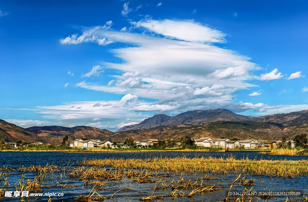 湖畔美景远山蓝天映秋景