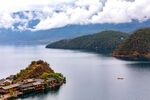 湖畔青山美景
