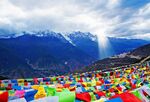 山间五彩经幡 圣洁美景