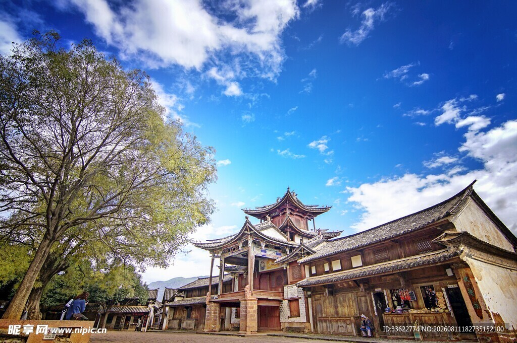 中式古建筑与蓝天白云