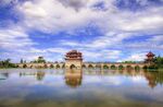湖畔古建映蓝天美景