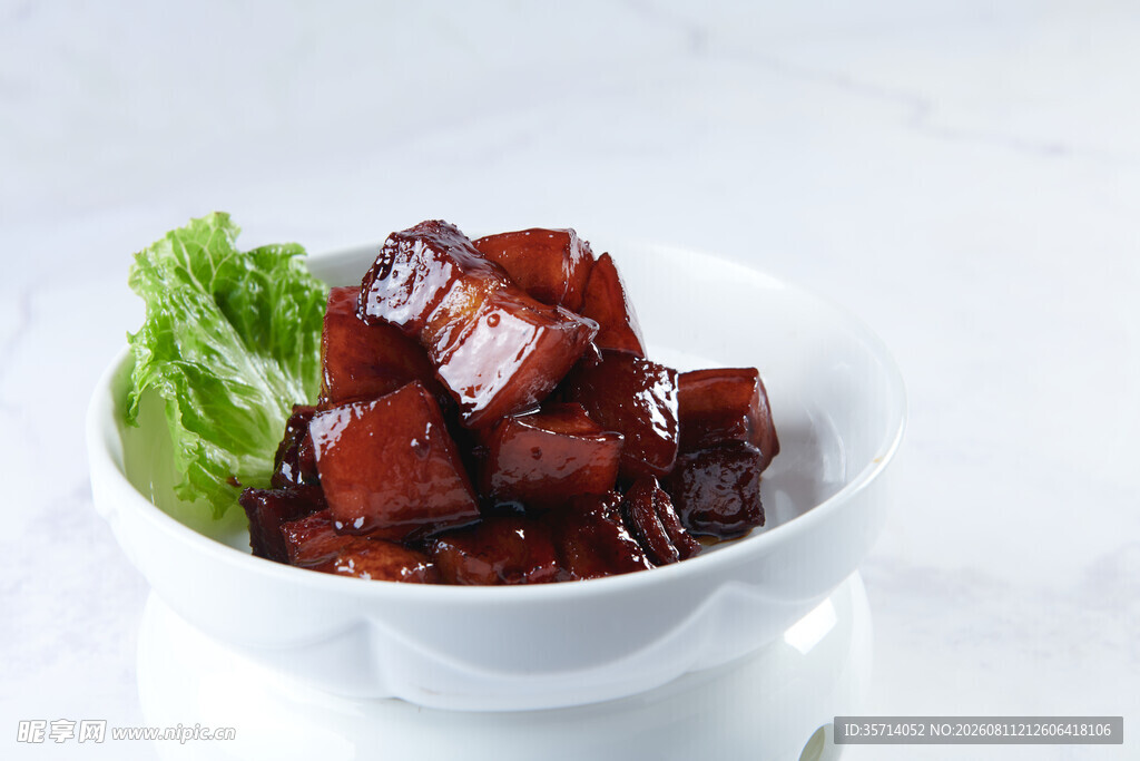 美味红烧肉盛于白碗中