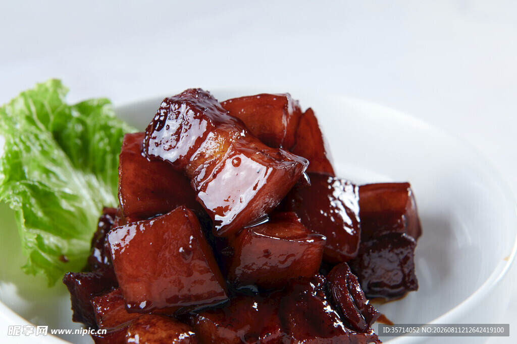 美味红烧肉摆于白碗中