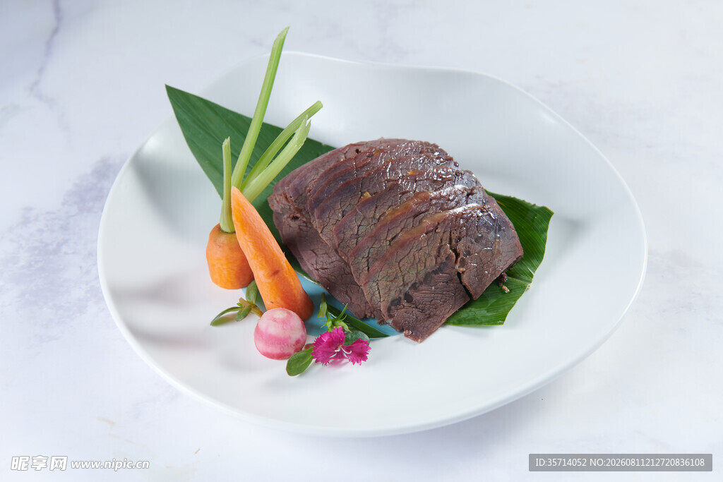 精致摆盘的美味熟牛肉