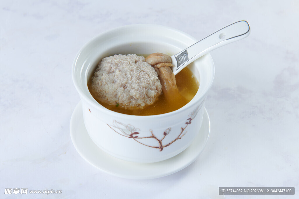 碗中汤品配肉丸