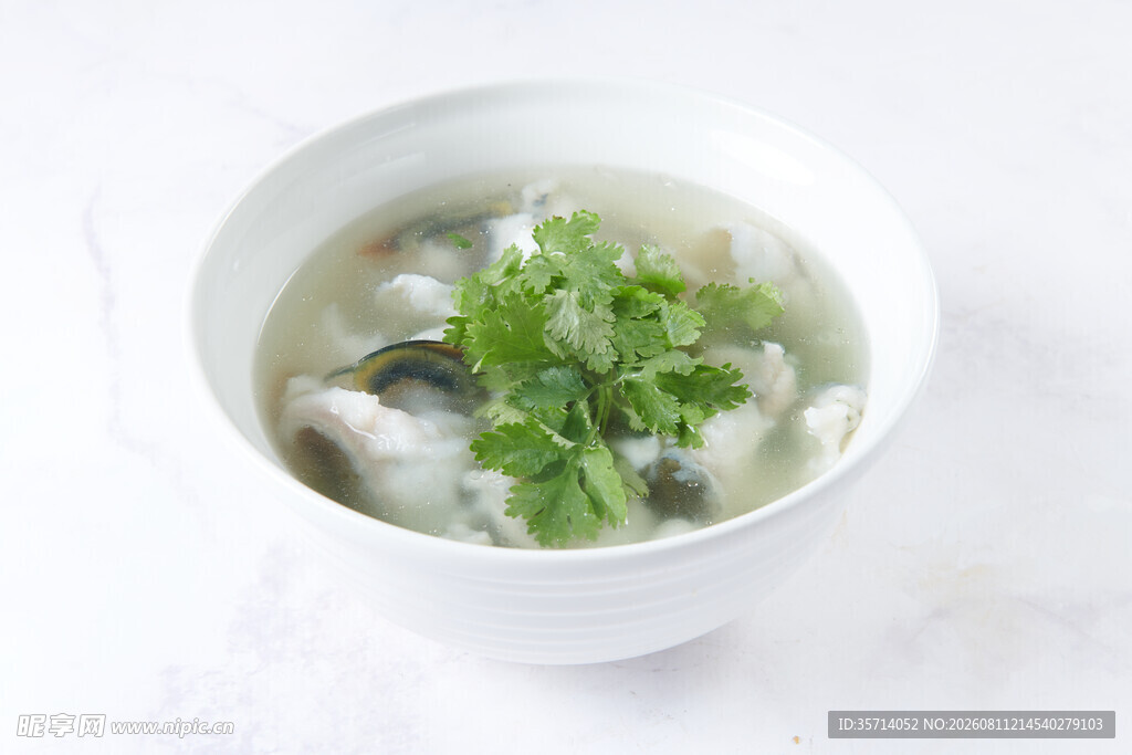 鲜香鱼片汤点缀翠绿香菜