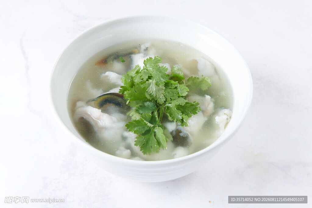 鲜香鱼汤点缀翠绿香菜