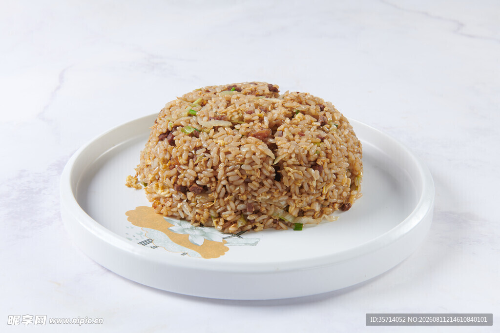 美味炒饭置于白色盘中
