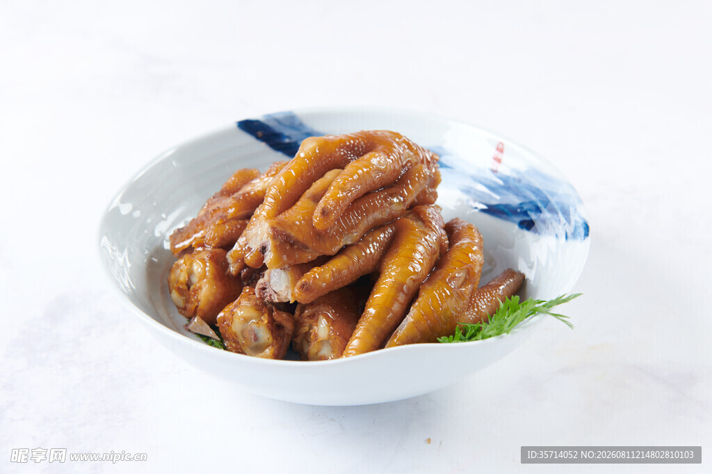 美味卤鸡爪盛于精致碗中