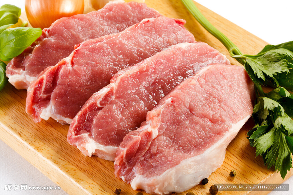 新鲜生猪肉切片摆于木盘