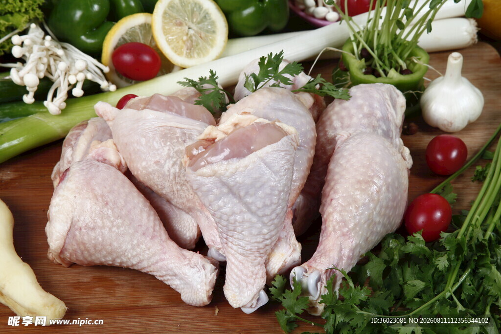新鲜生鸡肉与多样蔬菜