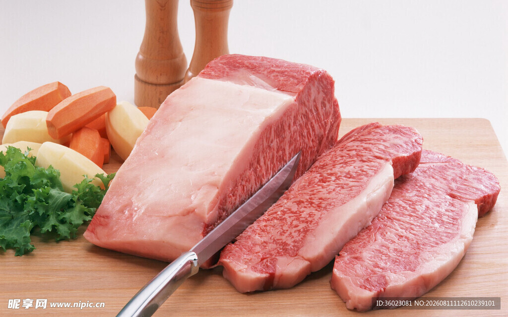新鲜生肉与蔬菜搭配展示