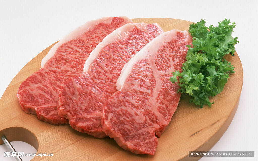 新鲜生牛肉牛排配欧芹