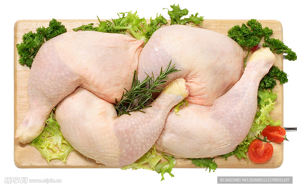 新鲜生鸡肉摆放在砧板上