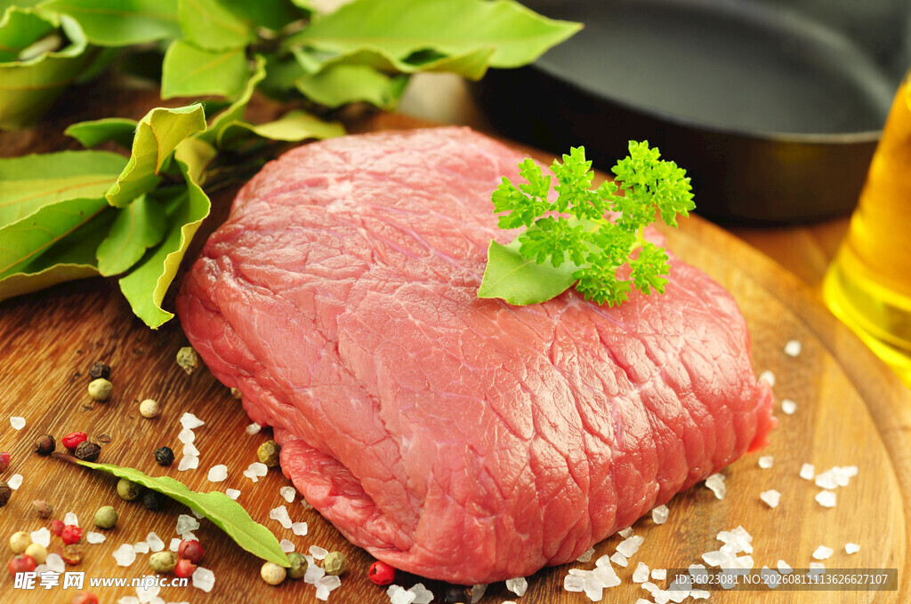 新鲜生牛肉搭配香草佐料