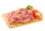 新鲜鸡肉块摆于木砧板上