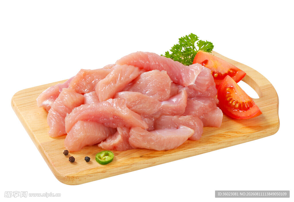 新鲜鸡肉块摆于木砧板上
