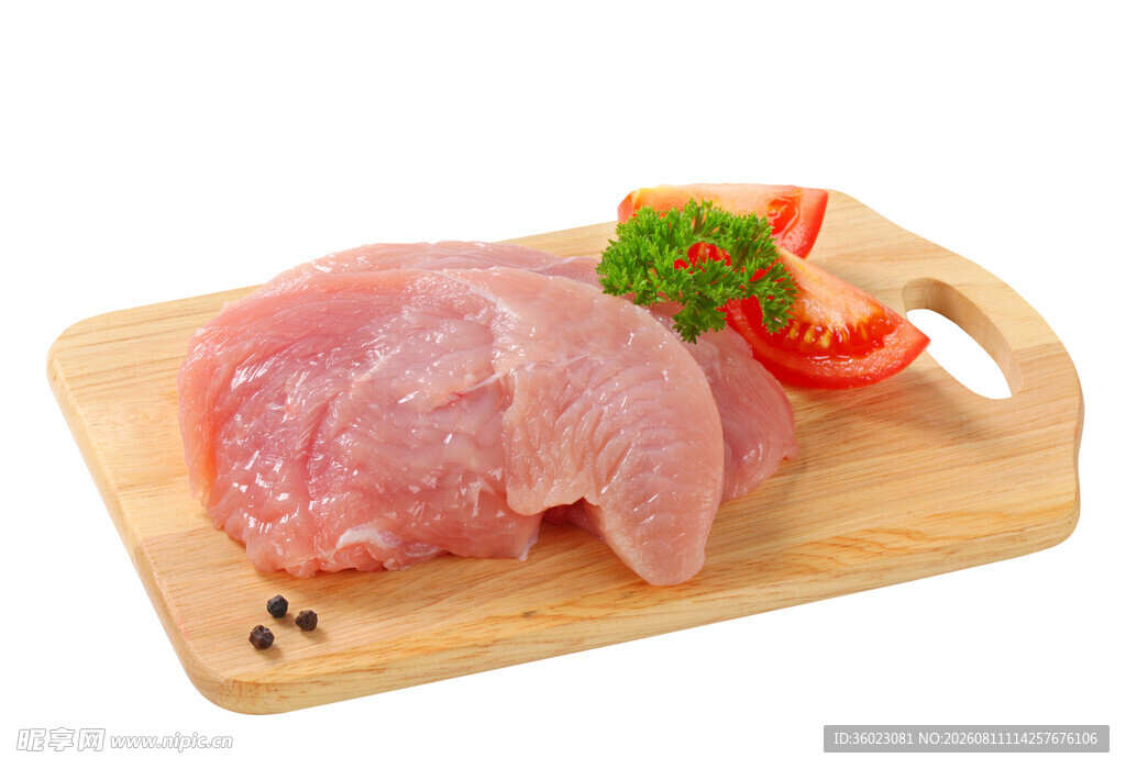 新鲜生鸡肉置于砧板上