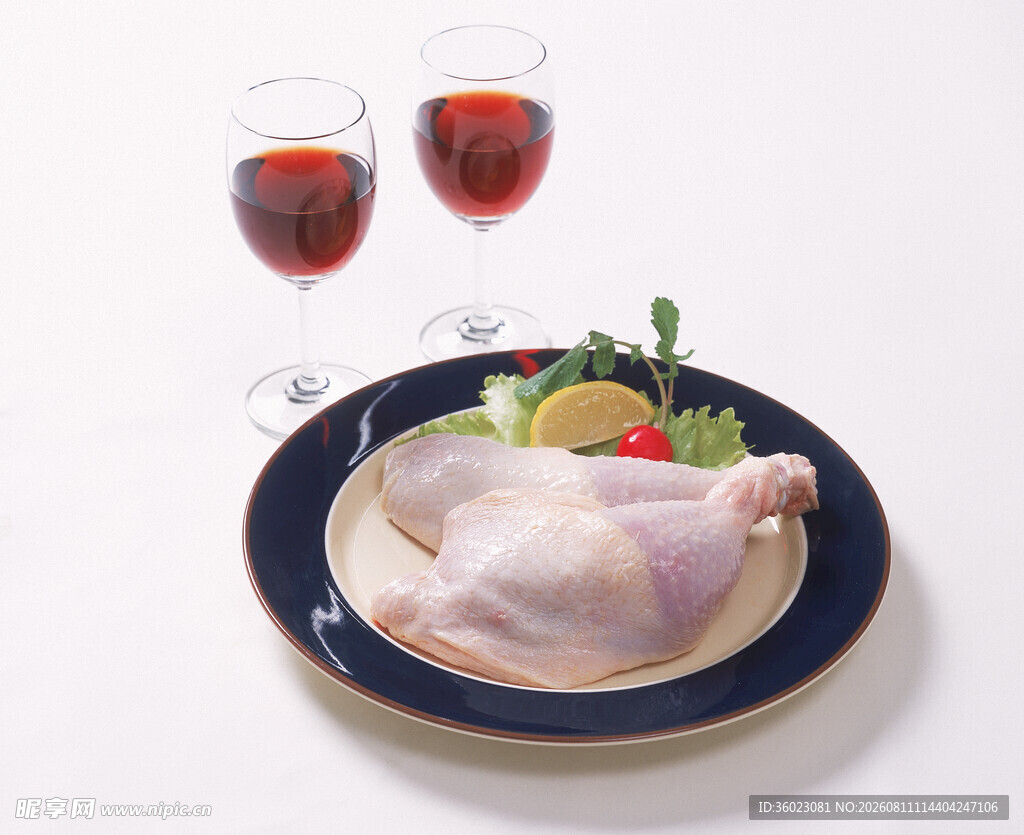美味烤鸡配红酒与蔬菜