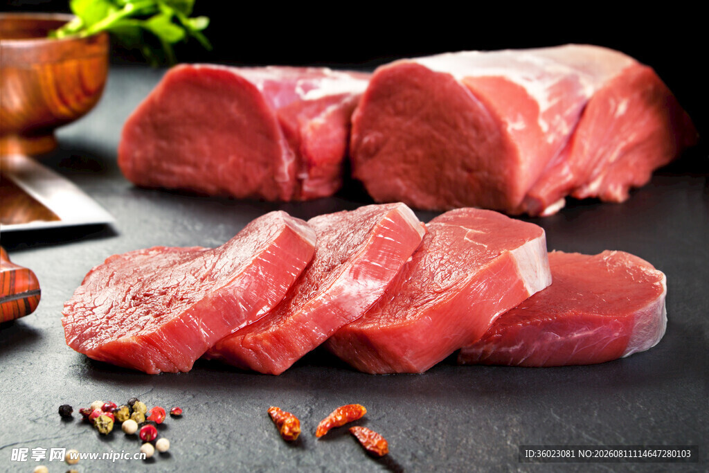 新鲜生牛肉切片与香料
