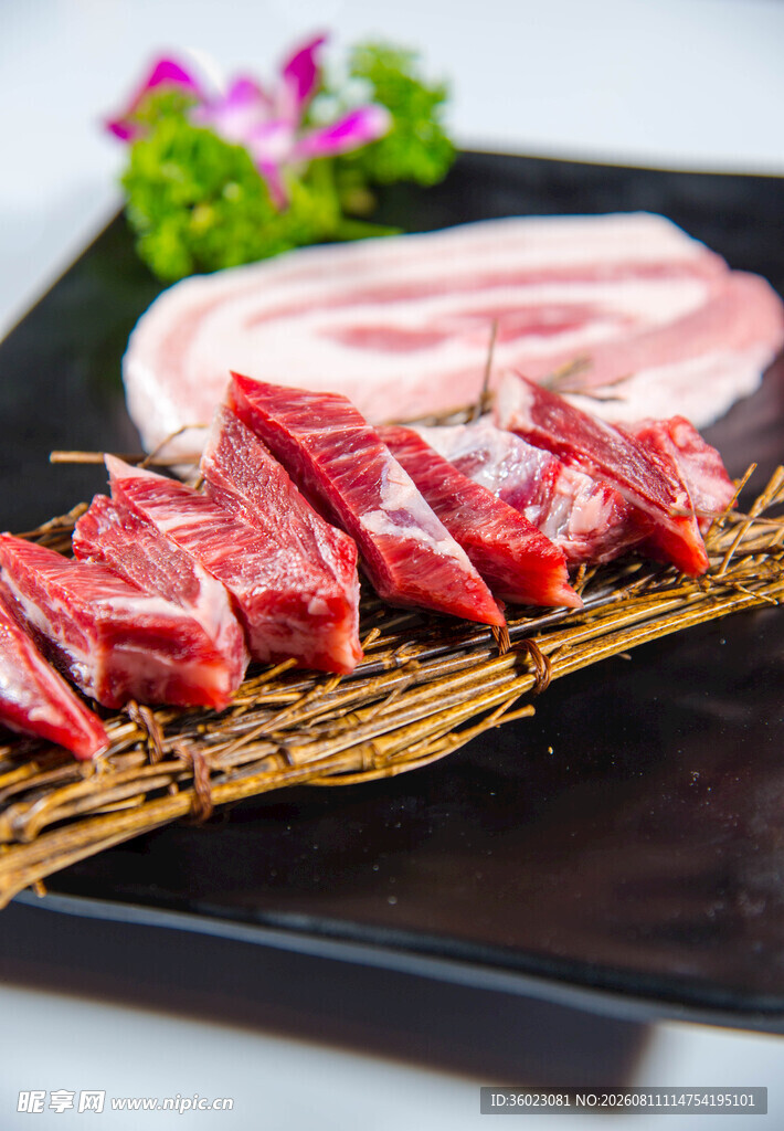 新鲜生猪肉切片摆盘