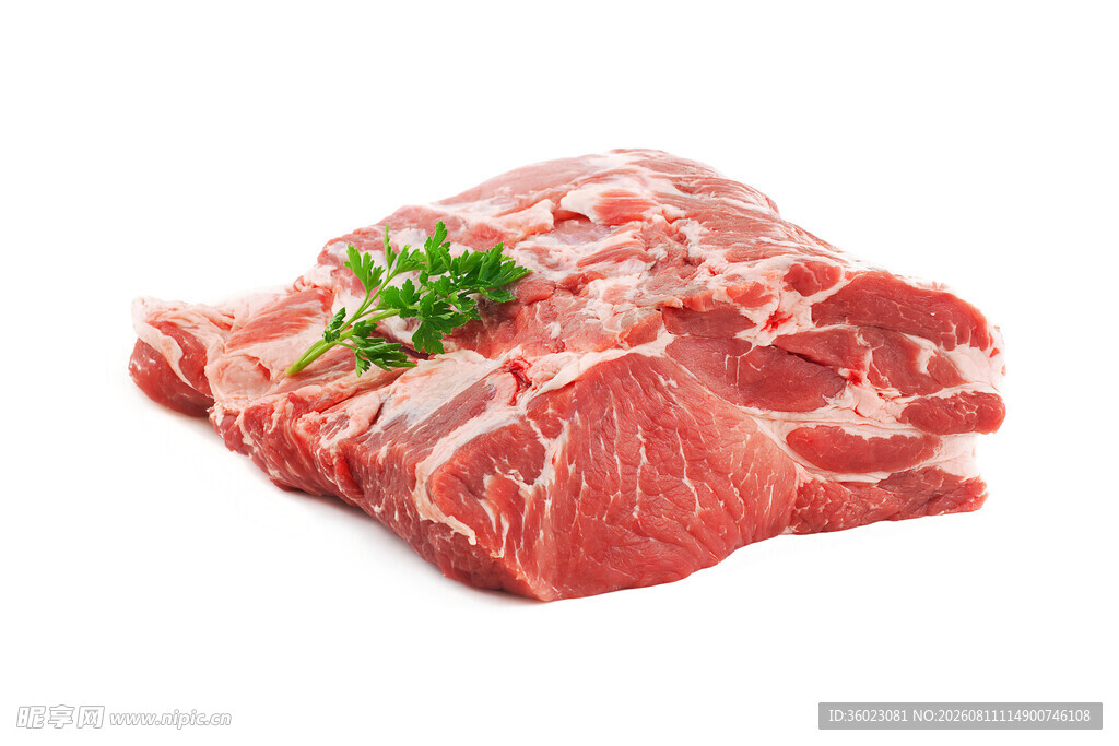 新鲜生牛肉点缀翠绿香草
